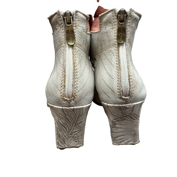 L'Artiste Angular Embossed/cut-outs Peep toe ankle Heel booties Women's sz 8.5 - Picture 5 of 12